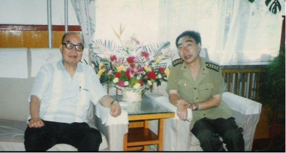 12歲少年偷偷參軍，30年後成開國少將衣錦還鄉，父親卻認不出