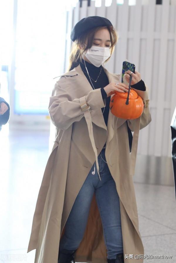 張紫寧街拍:戴帶蓓蕾清新時尚,把玩禮物專心致志 張紫寧街拍:戴帶蓓蕾清新時尚,把玩禮物專心致志