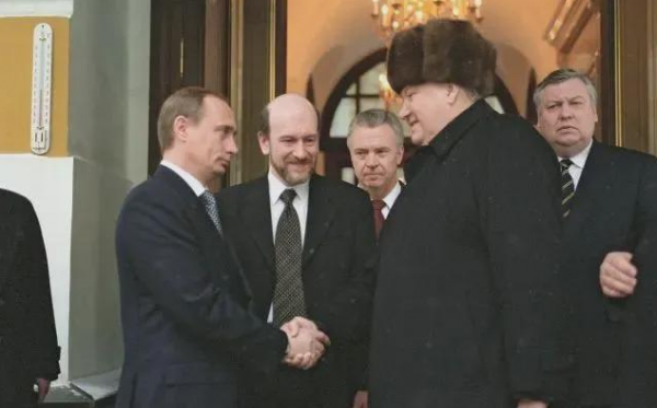 寡頭之首別列佐夫，願拿10億美元組建普京反對黨，10年後死因不明