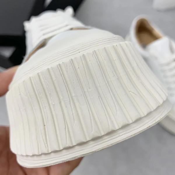 一款極簡的厚底小白鞋 一款極簡的厚底小白鞋