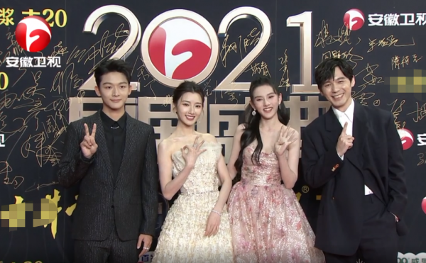 國劇盛典紅毯：劉濤僵硬假笑宋祖兒遲到黑臉，熱依扎讓人眼前一亮