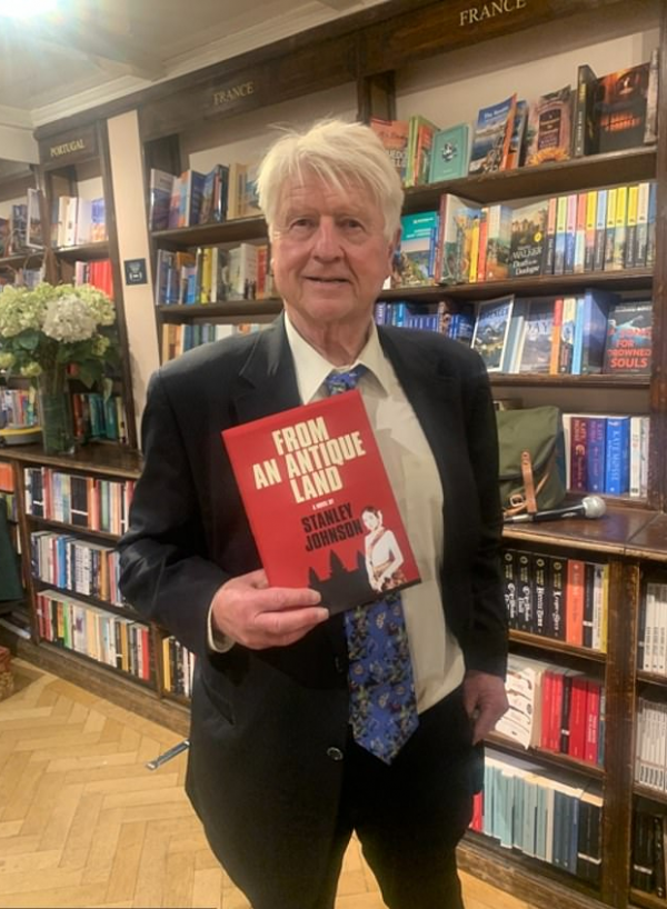 萌獅約翰遜：生七娃壓力山大，腰揣奶瓶、頭頂吞金獸蹭老爹釋出會