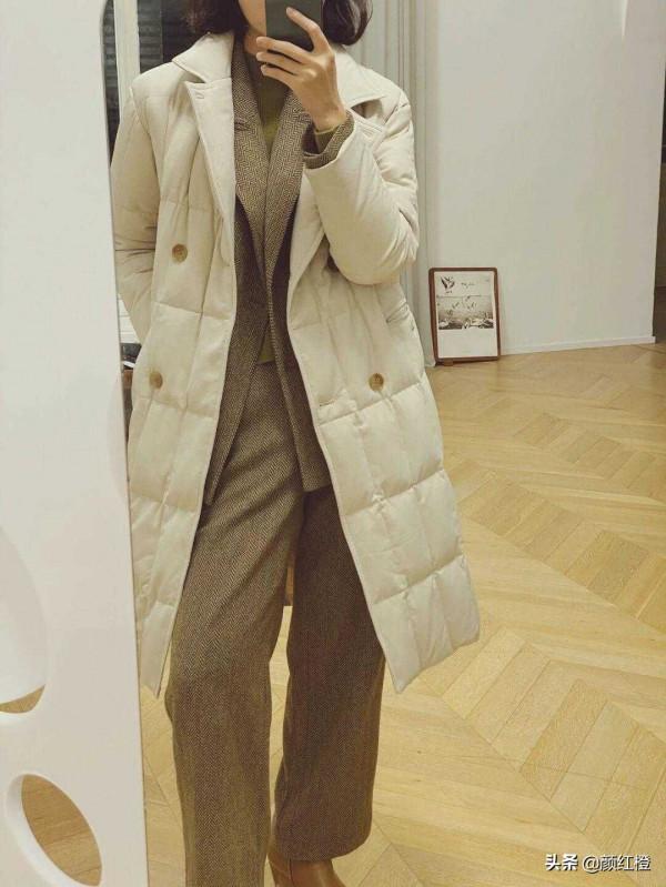 今年火了一種穿法叫“西服套裝+羽絨服”，幹練利落又實用，太美