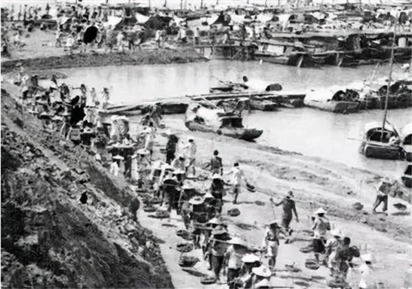 1952年，一連長看見銀幕上與主席握手的勞模，突然大哭：她是我妻