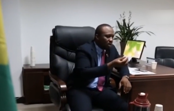 這個黑人在中國做生意成億萬富翁後,竟放棄當老闆,來報答中國 這個黑人在中國做生意成億萬富翁後,竟放棄當老闆,來報答中國