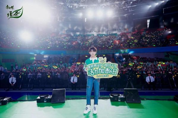 易烊千璽和粉絲的新合照久違的大合照，每次見面都是愛的奔赴