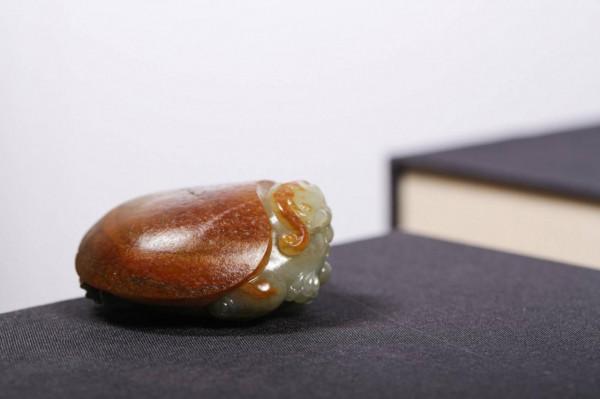 皮色老熟，滿皮龍龜。油潤