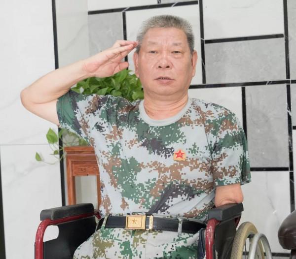 真正的硬漢！他為救戰友失去雙腿和左手，7次截肢身高84釐米
