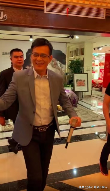 過氣港星走穴群像:黃日華穿西裝拉弓,67歲李國麟縣城賣唱 過氣港星走穴群像:黃日華穿西裝拉弓,67歲李國麟縣城賣唱