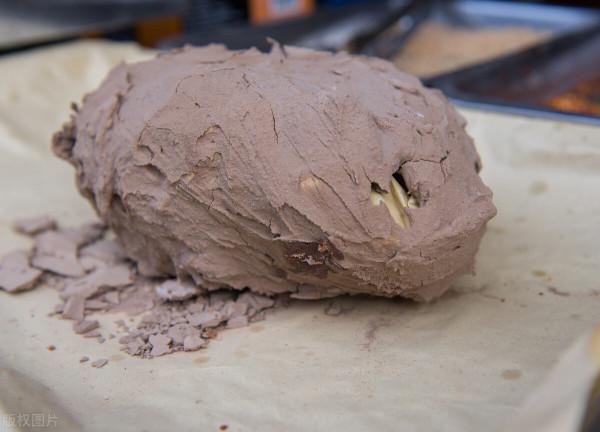 中國人被老外嘲笑：跟非洲人一樣窮，把泥塊當飯吃，品嚐完後悔了