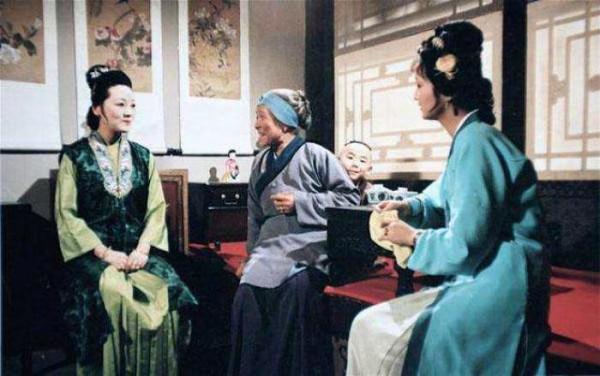 劉姥姥二進榮國府獲贈100兩銀子，平兒臨別囑咐她不要再投親靠友