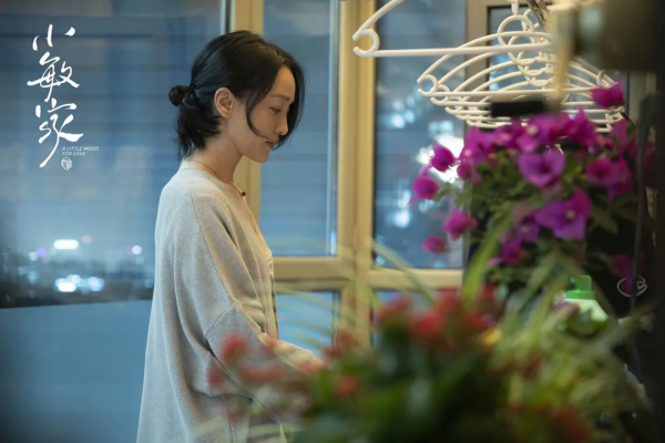 周迅演二十歲男孩的媽媽了，但還是好美哦 |《小敏家》造型解析