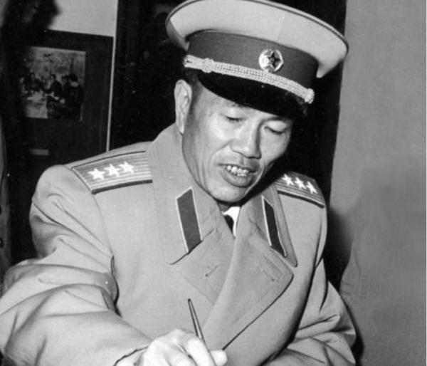 內蒙古斷臂流浪漢常年餵馬，村裡迎來幾輛汽車，首長：終於找到你