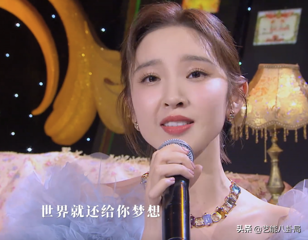 衛視春晚女星斗豔：楊冪百花裙嬌媚，唐嫣冒雨被淋溼，關曉彤走秀