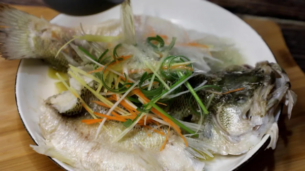 清蒸魚家常做法,不放料酒不放鹽,蒸出來的魚又鮮又嫩,沒有腥味 清蒸魚家常做法,不放料酒不放鹽,蒸出來的魚又鮮又嫩,沒有腥味