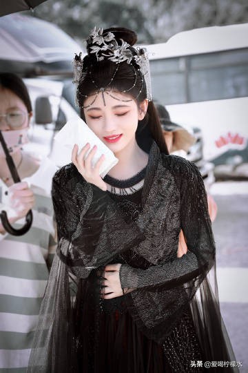 不一樣的鞠婧禕化身粉藍黑鳳凰太好看與可愛了，黑色呢套也太酷了