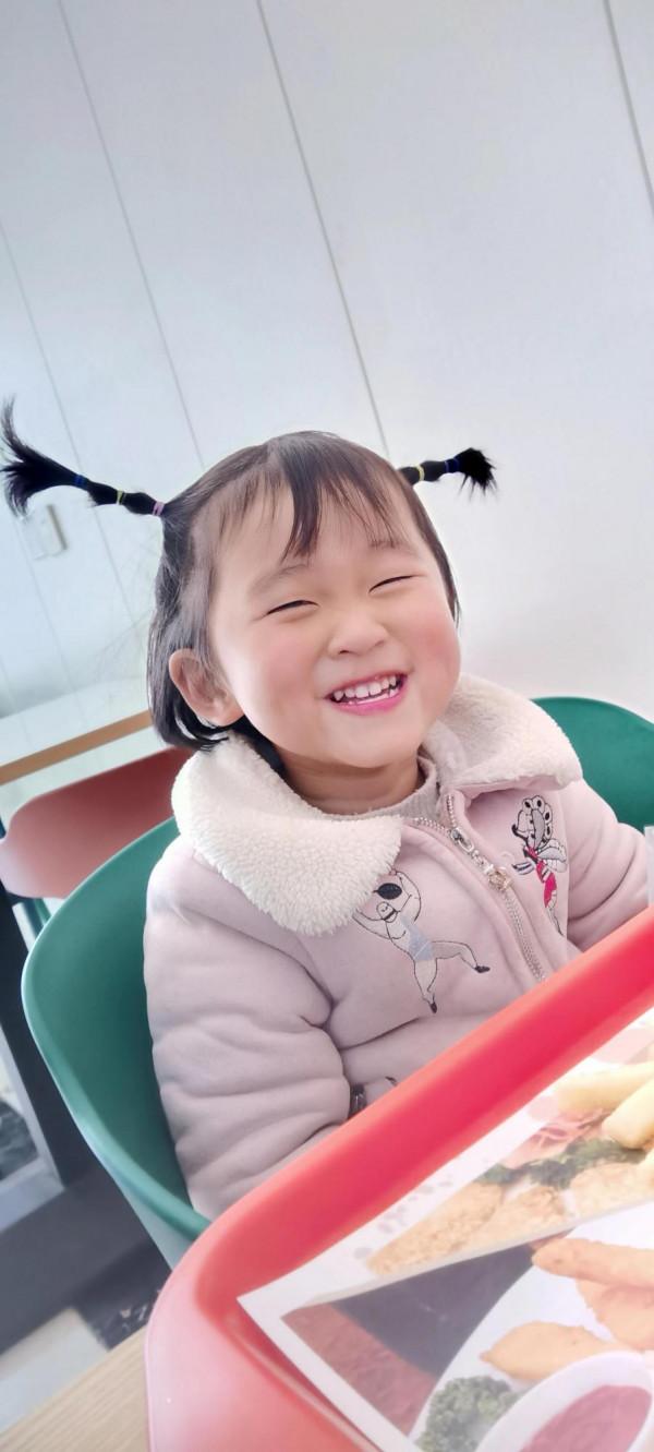 為了孩子玩滑滑梯買漢堡薯條