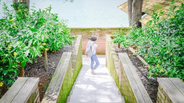 印尼有個湖泊會冒煙，時不時飄來臭雞蛋味，旁邊居然建起了咖啡廳