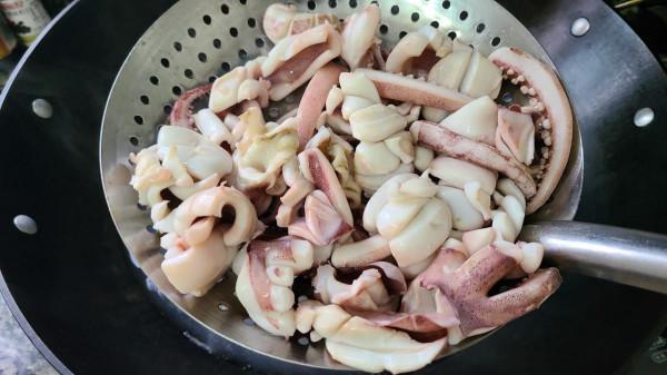 椒鹽魷魚,是我家經常吃的一道美味家常菜,10分鐘就能做好 椒鹽魷魚,是我家經常吃的一道美味家常菜,10分鐘就能做好