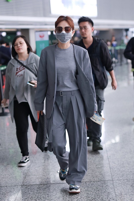 Ella陳嘉樺彷彿吃了“防腐劑”，黑長直髮型配白裙，真不像中年人