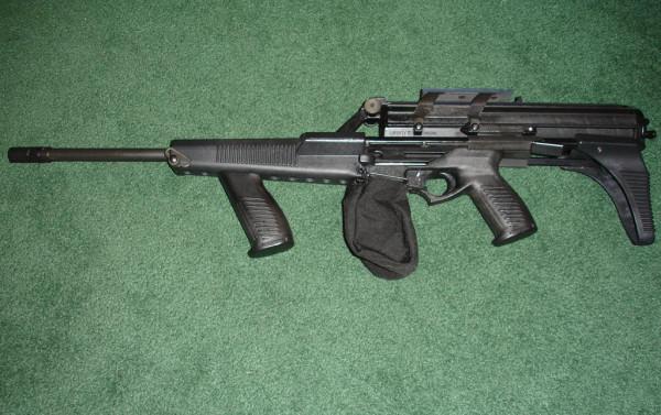 卡利科960衝鋒槍：可拆卸式彈筒、伸縮式槍托和塑膠槍身