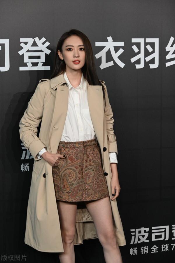 童瑤穿卡其色風衣搭配印花短裙亮相服裝新品大秀，煙燻妝利落時髦
