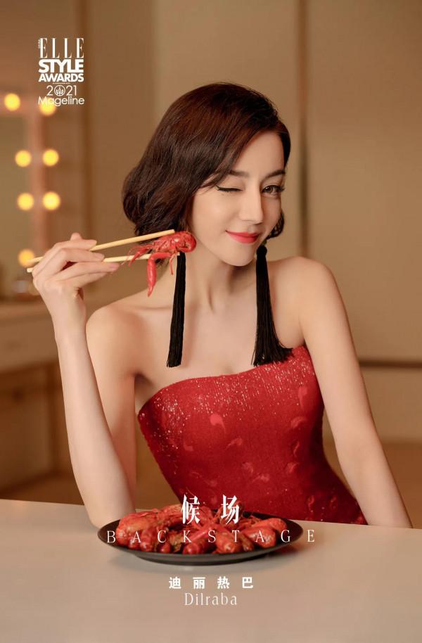 熱巴候場吃小龍蝦,關曉彤拿爆米花,娜扎林允臭美對鏡 熱巴候場吃小龍蝦,關曉彤拿爆米花,娜扎林允臭美對鏡