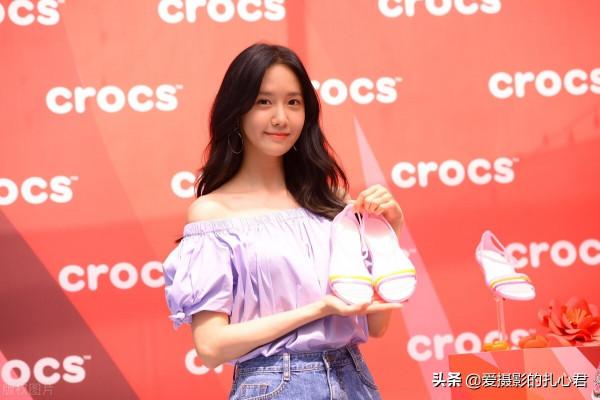 林允兒—一字領上衣加牛仔短裙