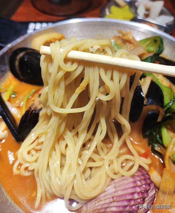 西塔小衚衕裡的炒碼面，面基本被鮑魚八爪魚大蝦蓋住了