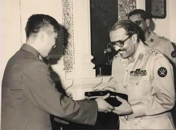 巴基斯坦總統哈克死於空難,調查發現:後備箱裡的那箱芒果很詭異 巴基斯坦總統哈克死於空難,調查發現:後備箱裡的那箱芒果很詭異