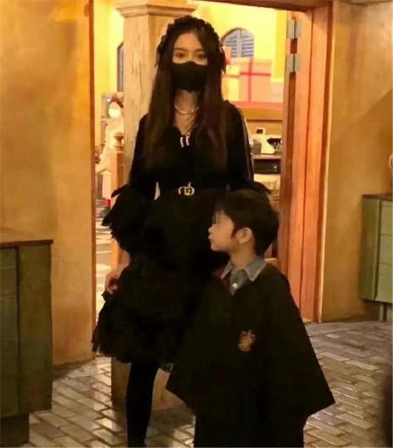 偶遇baby帶兒子過萬聖節,小海綿長相清秀,越來越像黃曉明 偶遇baby帶兒子過萬聖節,小海綿長相清秀,越來越像黃曉明