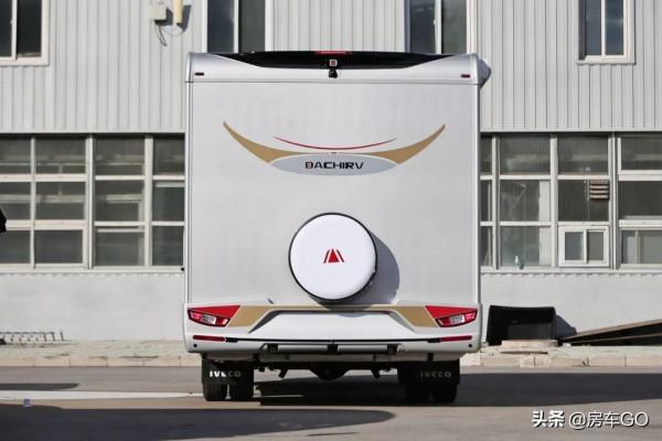 這臺房車有5種充電方式，車內電器語音控制，衛生間也是乾溼分離