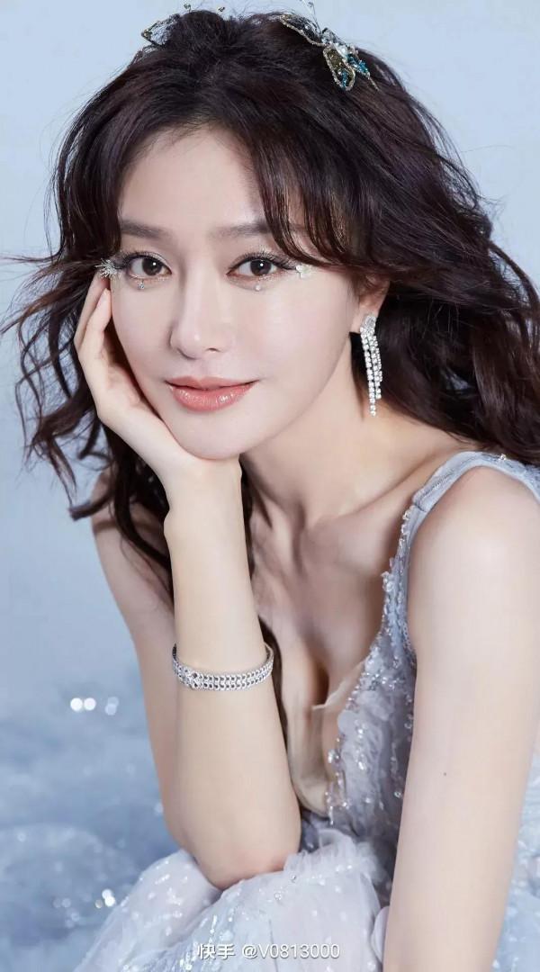 秦嵐美照一冊，欣賞