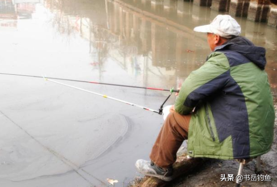 跟著大爺學釣魚，這個秘密武器你想不到，看到魚獲我羨慕了