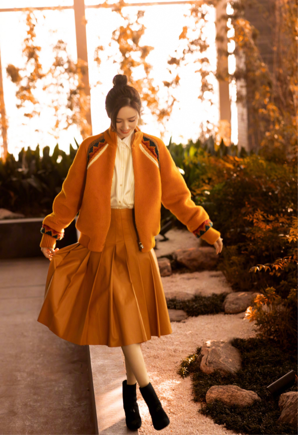 佟麗婭白色渲染毛衣簡約時尚，青春洋溢如鄰家女孩