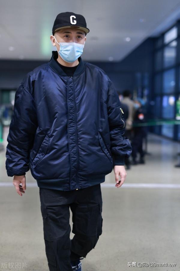 尚九熙深藍夾克衫搭配鴨舌帽出行兩手空空輕鬆自如 尚九熙深藍夾克衫搭配鴨舌帽出行兩手空空輕鬆自如