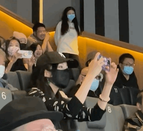 楊冪：口罩也遮不住的美貌