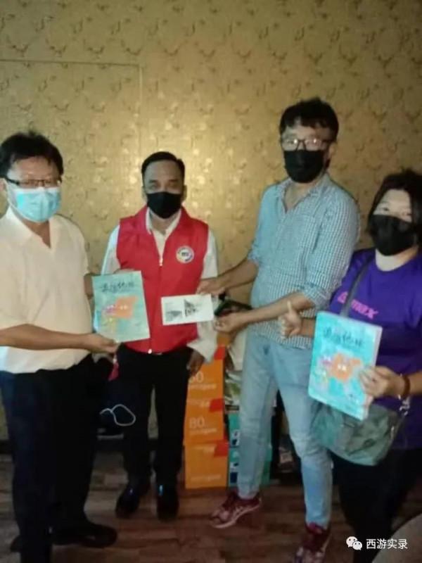 他的馬來老婆是第一個正在開車環球的華人