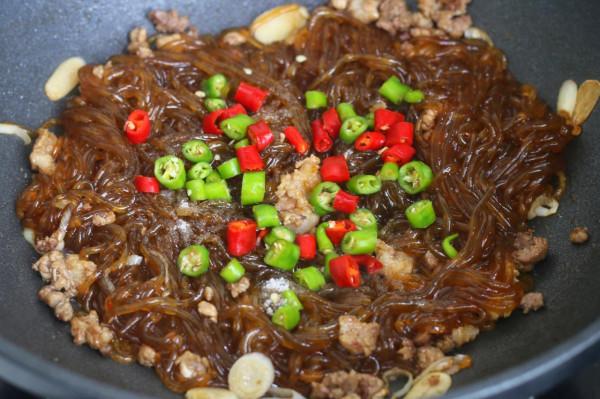 做肉末炒粉條，記住兩個關鍵點，不管放多久，粉條都不粘不坨