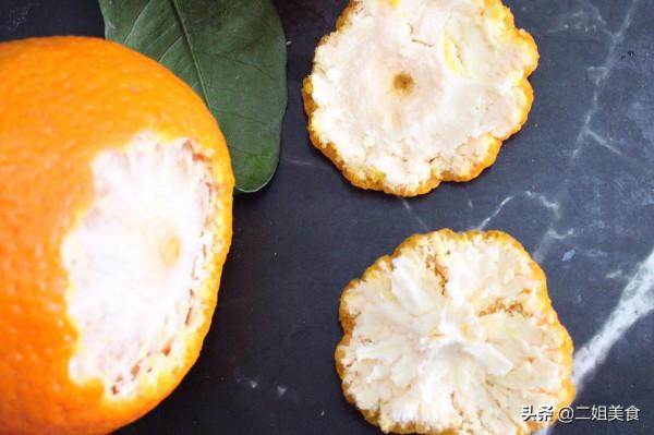 在橘子頂部開一個口，太聰明瞭，用途花錢買不到，簡單還實用