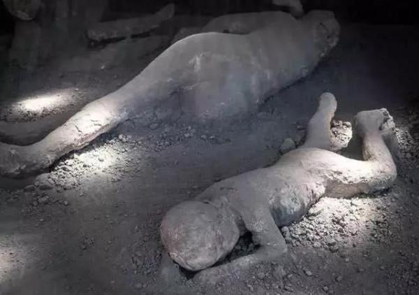 龐貝挖出“水晶大腦”,考古學家:羅馬人在520度的高溫下的玻璃 龐貝挖出“水晶大腦”,考古學家:羅馬人在520度的高溫下的玻璃