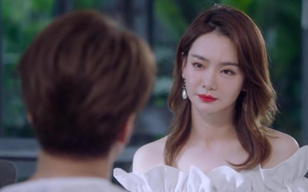 化著精緻妝容、穿著一字領荷葉邊短裙的時髦精，卻慘遭媽媽嫌棄