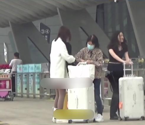 15歲李嫣徹底大逆襲!穿露臍裝比王菲還有範,氣場贏過李亞鵬女友 15歲李嫣徹底大逆襲!穿露臍裝比王菲還有範,氣場贏過李亞鵬女友