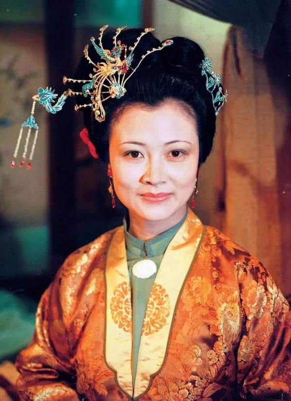 尤二姐被王熙鳳折磨,甚至以剩飯剩菜充飢,尤氏為何不出手相救? 尤二姐被王熙鳳折磨,甚至以剩飯剩菜充飢,尤氏為何不出手相救?