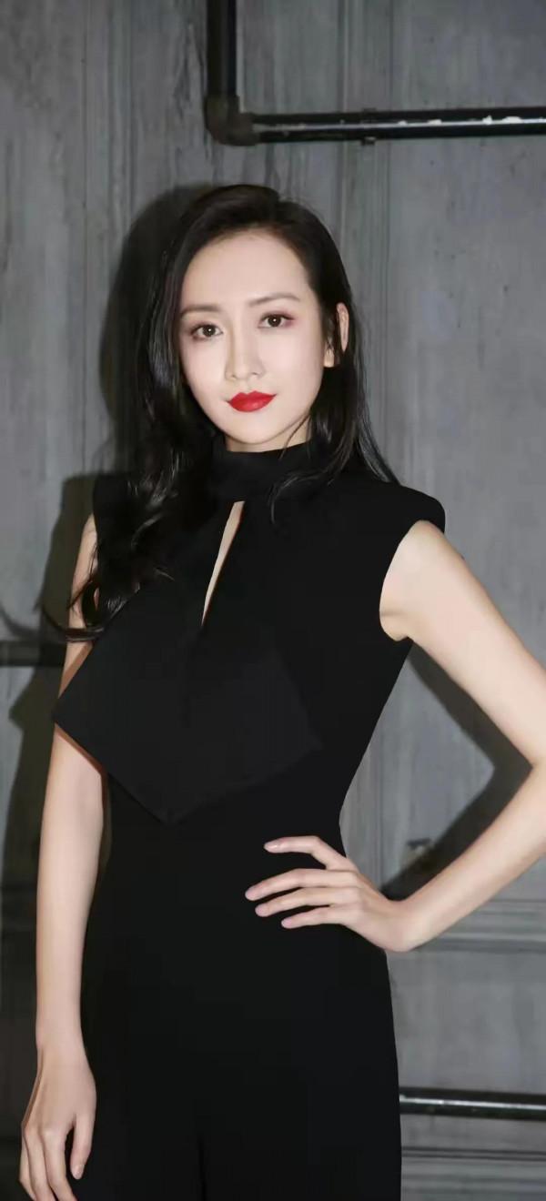 王鷗有種特殊氣質：月上柳俏頭，人約黃昏後