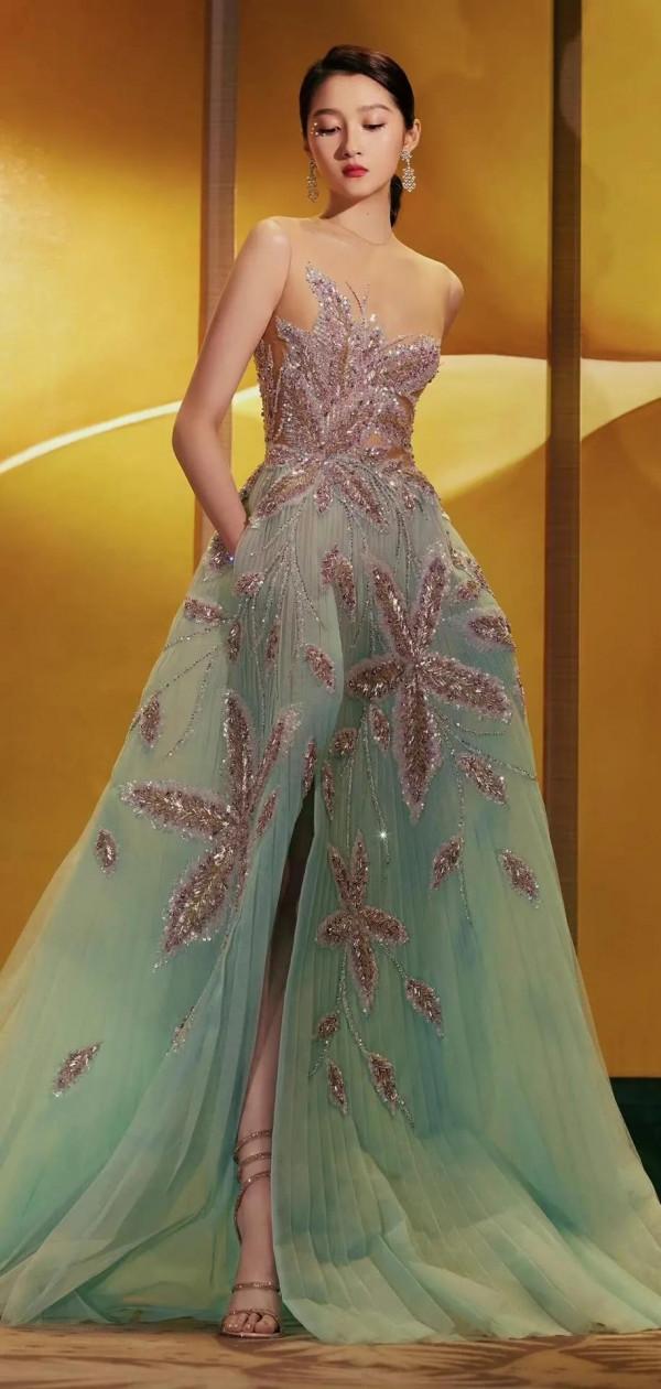 關曉彤,1997年9月17日出生於北京市,身高172釐米 關曉彤,1997年9月17日出生於北京市,身高172釐米