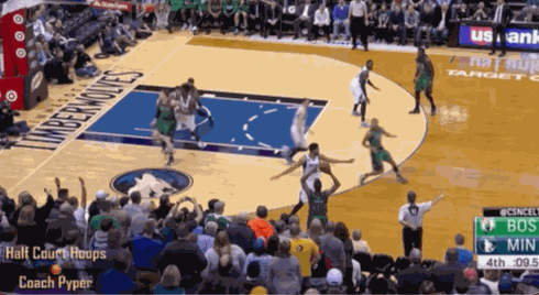 CBA球員執行絕殺戰術時出現混亂,投籃人被隊友撞到場外投出三不沾 CBA球員執行絕殺戰術時出現混亂,投籃人被隊友撞到場外投出三不沾