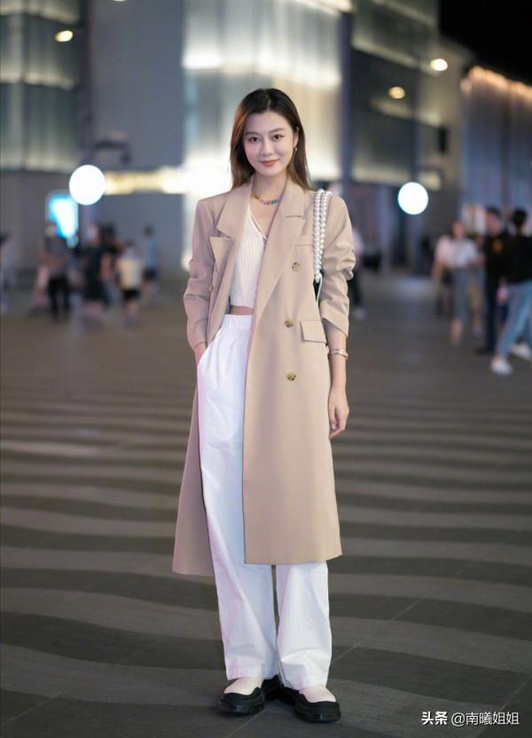 秋天穿風衣,別隻會買卡其色!試試這3種“高階色”,優雅提氣質 秋天穿風衣,別隻會買卡其色!試試這3種“高階色”,優雅提氣質