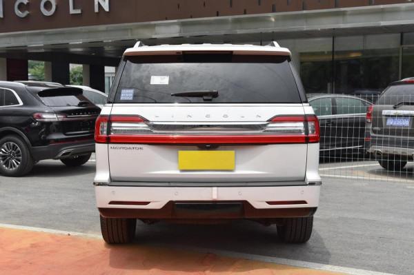 這才是純爺們的座駕，長超5米6，配3.5T V6動力，實拍林肯領航員