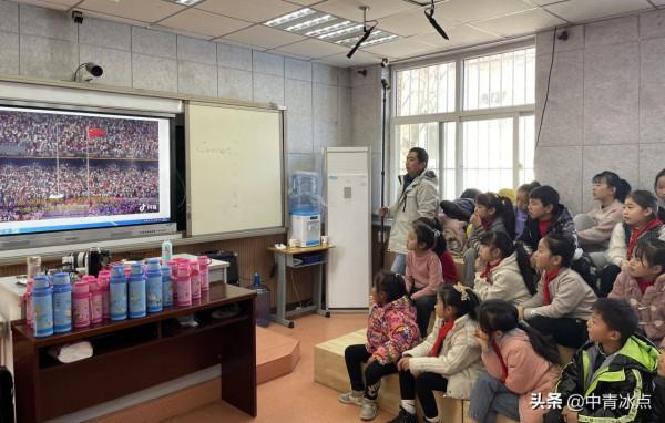 冬奧會歷史上首次由大山裡的孩子唱奧林匹克會歌，他們來自河北農村，最小的5歲，家鄉剛剛消除絕對貧困